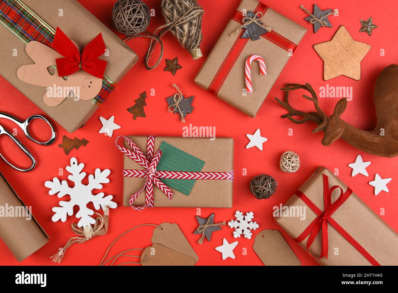 Noël Noël plat composition de la pose remplissant le cadre sur un fond rouge. Banque D'Images