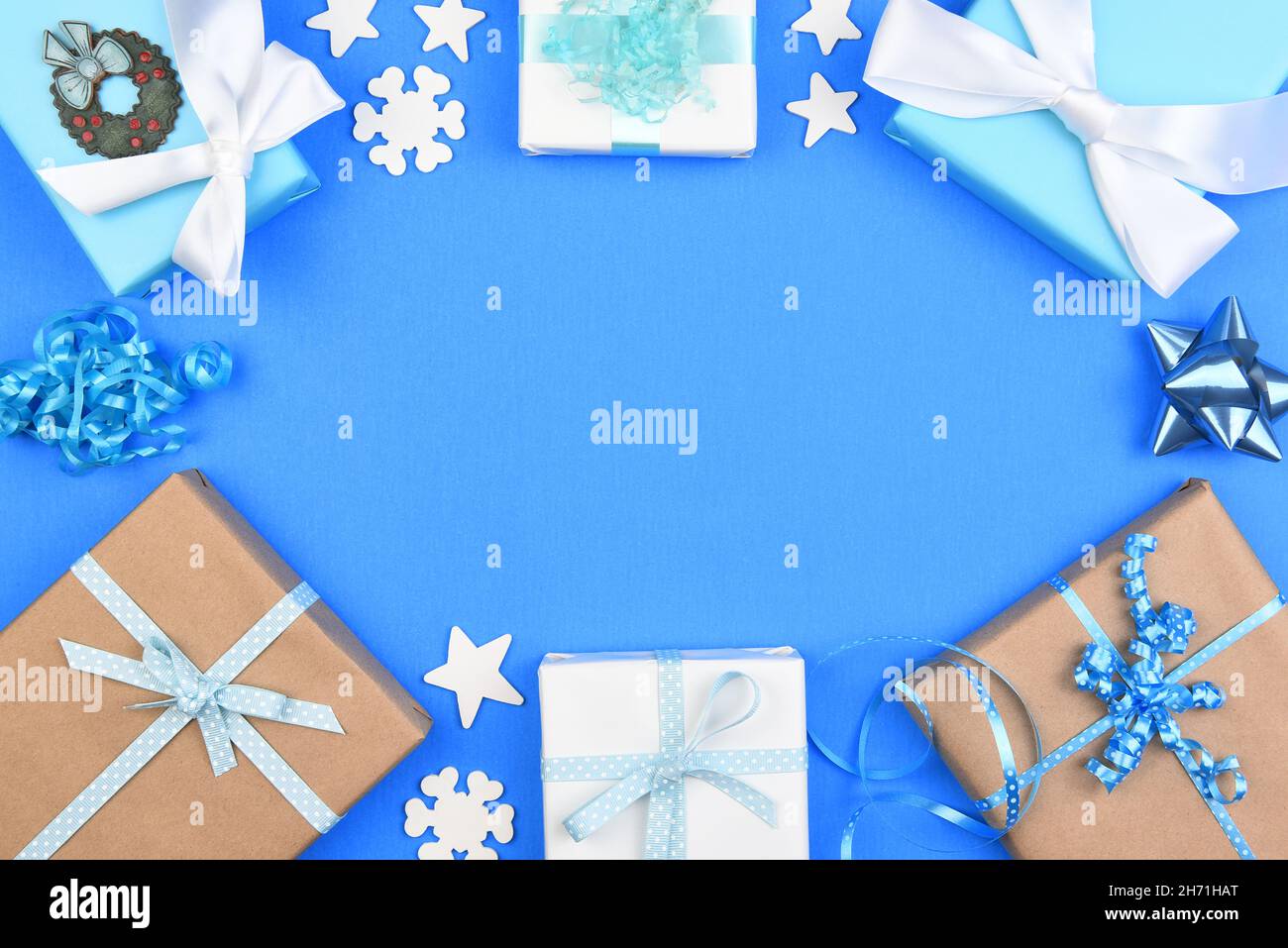 Noël Noël plat composition de la pose remplissant le cadre sur un fond bleu avec l'espace de copie du milieu. Banque D'Images