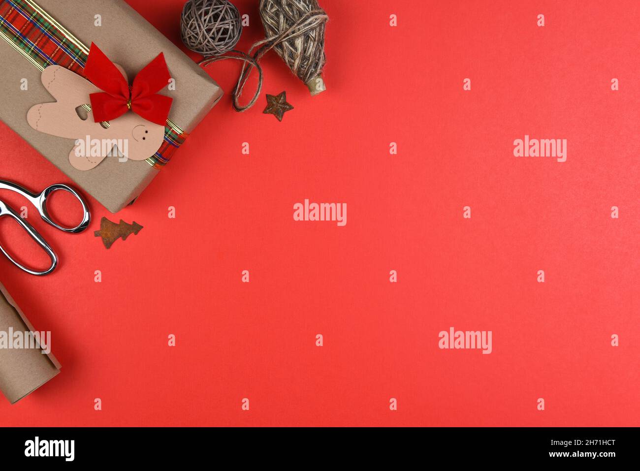 Noël appartement de vacances composition avec espace de copie sur le côté droit de rouge un fond et des objets entrant dans le cadre de la partie supérieure gauche cor Banque D'Images