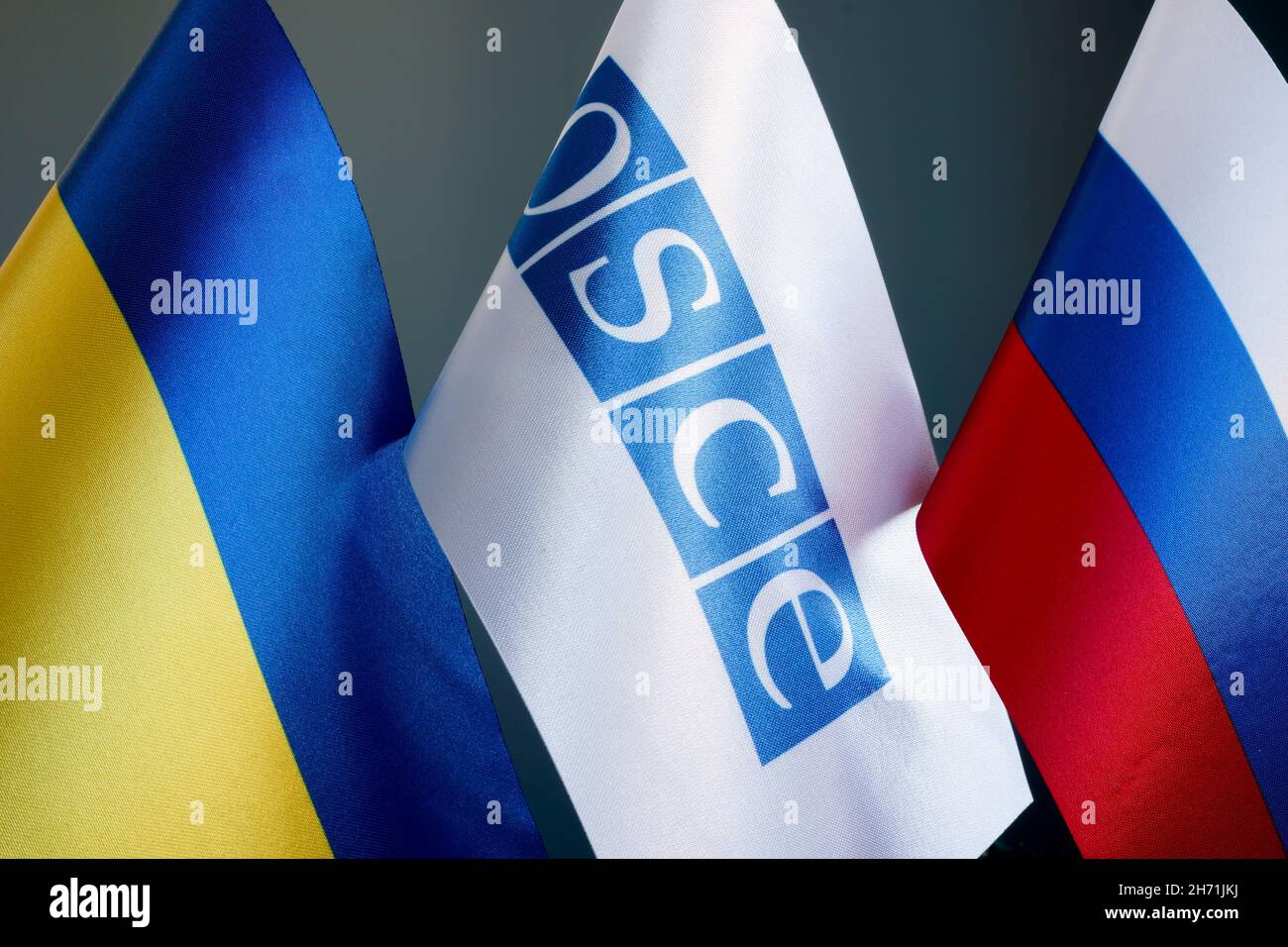 KIEV, UKRAINE - 17 novembre 2021.Drapeaux de l'OSCE, de la Russie et de l'Ukraine. Banque D'Images