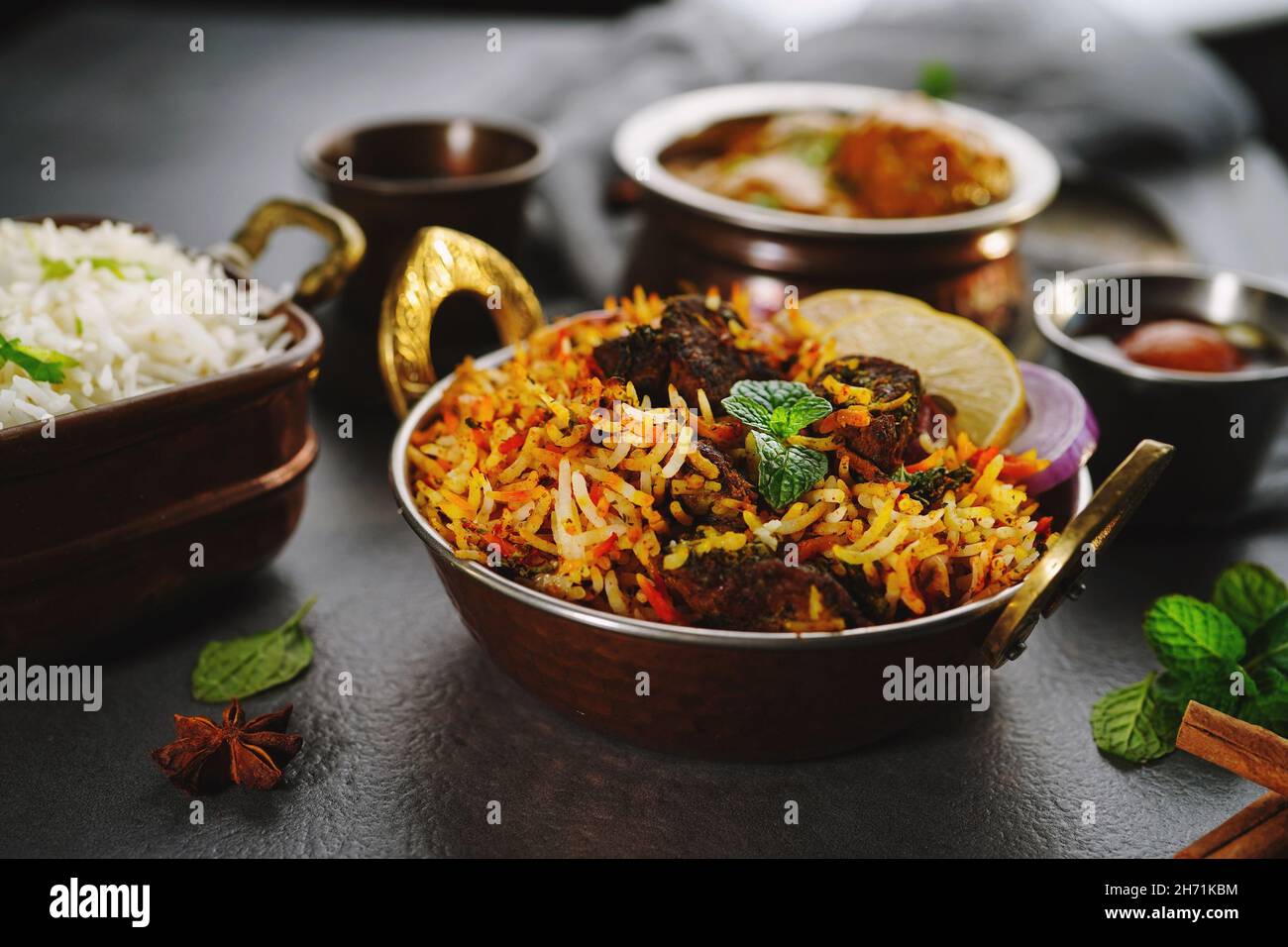 Repas de légumes indiens non-légumes thali - Mutton biryani, raita, kafta de malai, riz basmati et jamun de goulab,mise au point sélective Banque D'Images