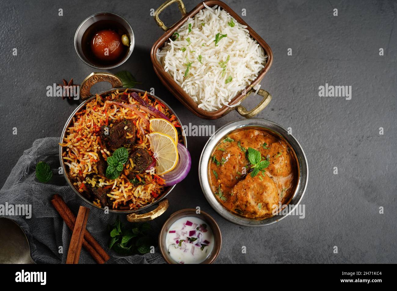 Repas de légumes indiens non-légumes thali - Mutton biryani, raita, kafta de malai, riz basmati et jamun de goulab,mise au point sélective Banque D'Images