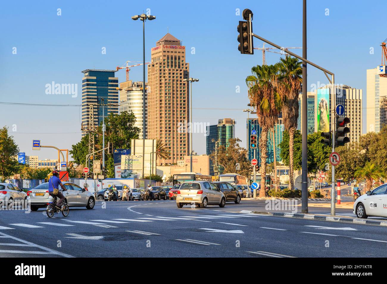 TEL AVIV, ISRAËL - 17 SEPTEMBRE 2017 : c'est un quartier de bâtiments modernes à bureaux en hauteur. Banque D'Images