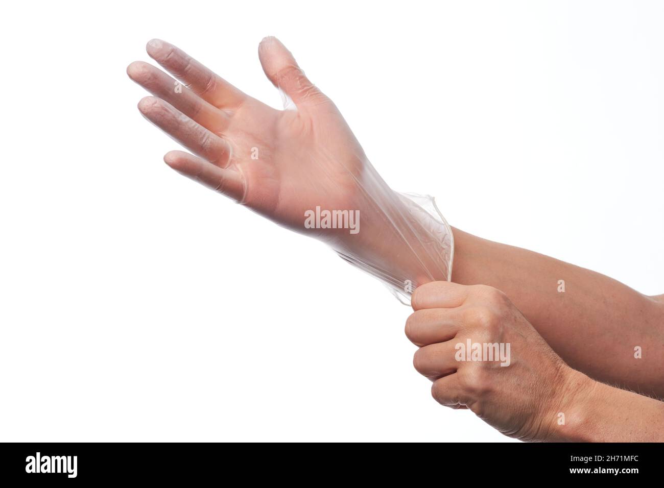 Mains de femmes utilisant des gants en vinyle transparent Banque D'Images