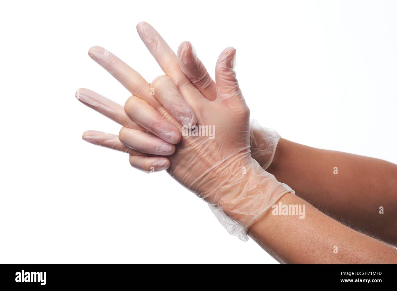 Mains de femmes utilisant des gants en vinyle transparent Banque D'Images