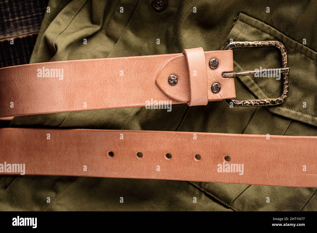 Ceinture en cuir marron clair fabriquée à la main Banque D'Images