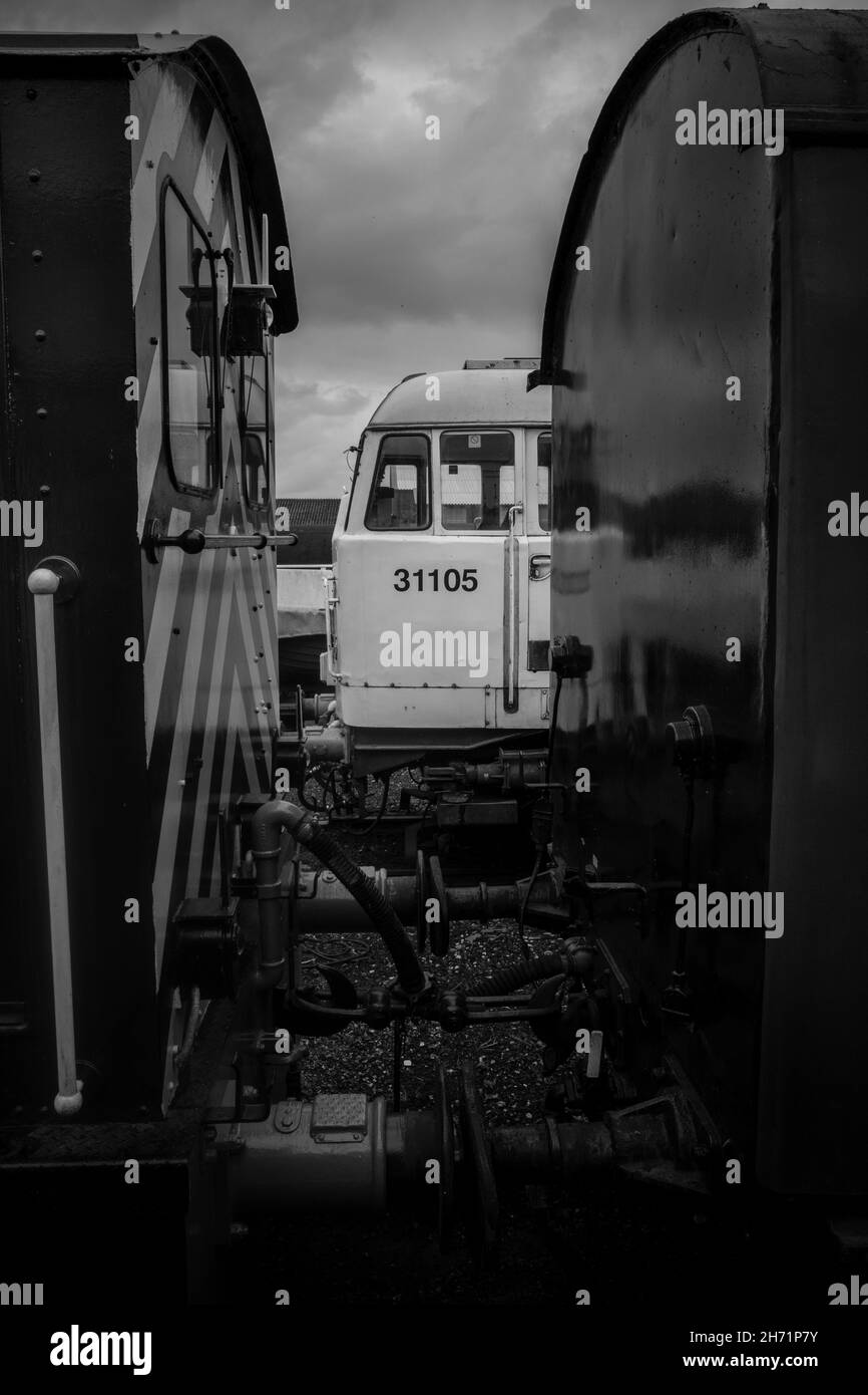 Prise de vue en niveaux de gris d'un train Banque D'Images