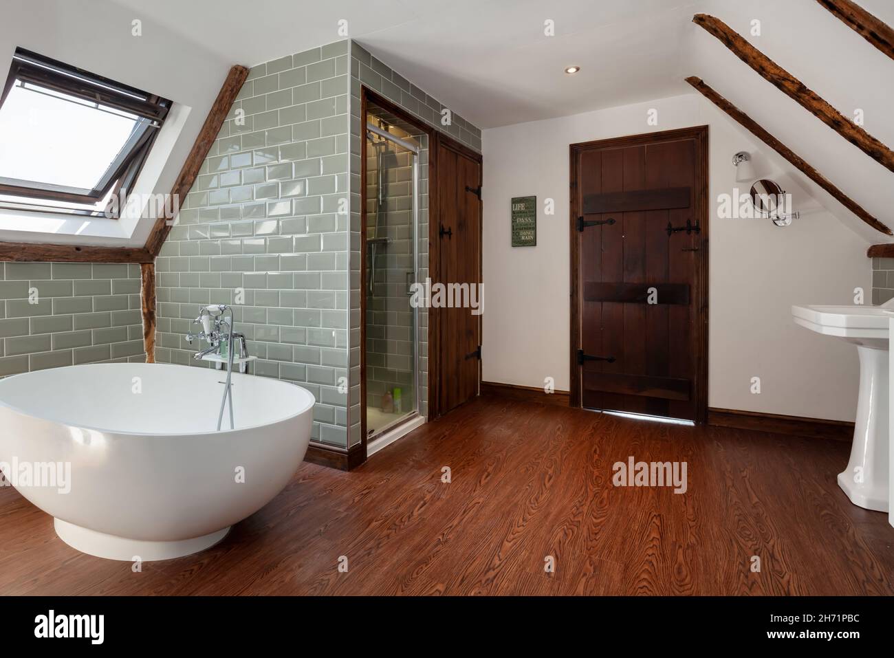Ashdon, Angleterre - juillet 25 2019 : superbe suite luxueuse et moderne avec salle de bains avec douche, murs carrelés, parquet et salle de bains élégante Banque D'Images