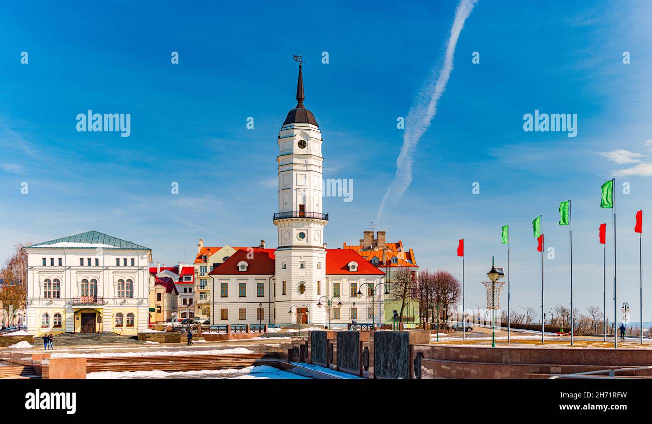 Hôtel de ville de Mogilev en Biélorussie.Ciel bleu en arrière-plan, vue panoramique. Banque D'Images