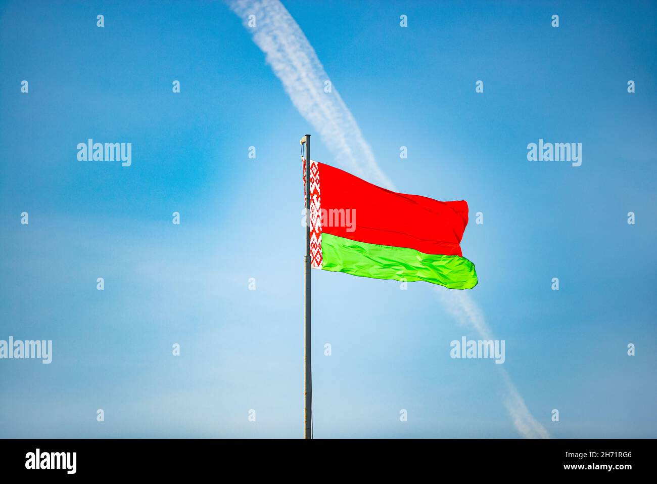 Drapeau de la Biélorussie agitant contre le ciel bleu sans nuages Banque D'Images