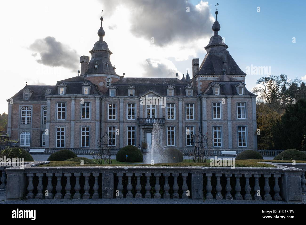 Modave, Belgique - 1er novembre 2021 : le château de Modave est également connu sous le nom de château des comtes de Marchin.Province de Liège.Jour ensoleillé d'automne.Sélectif FO Banque D'Images