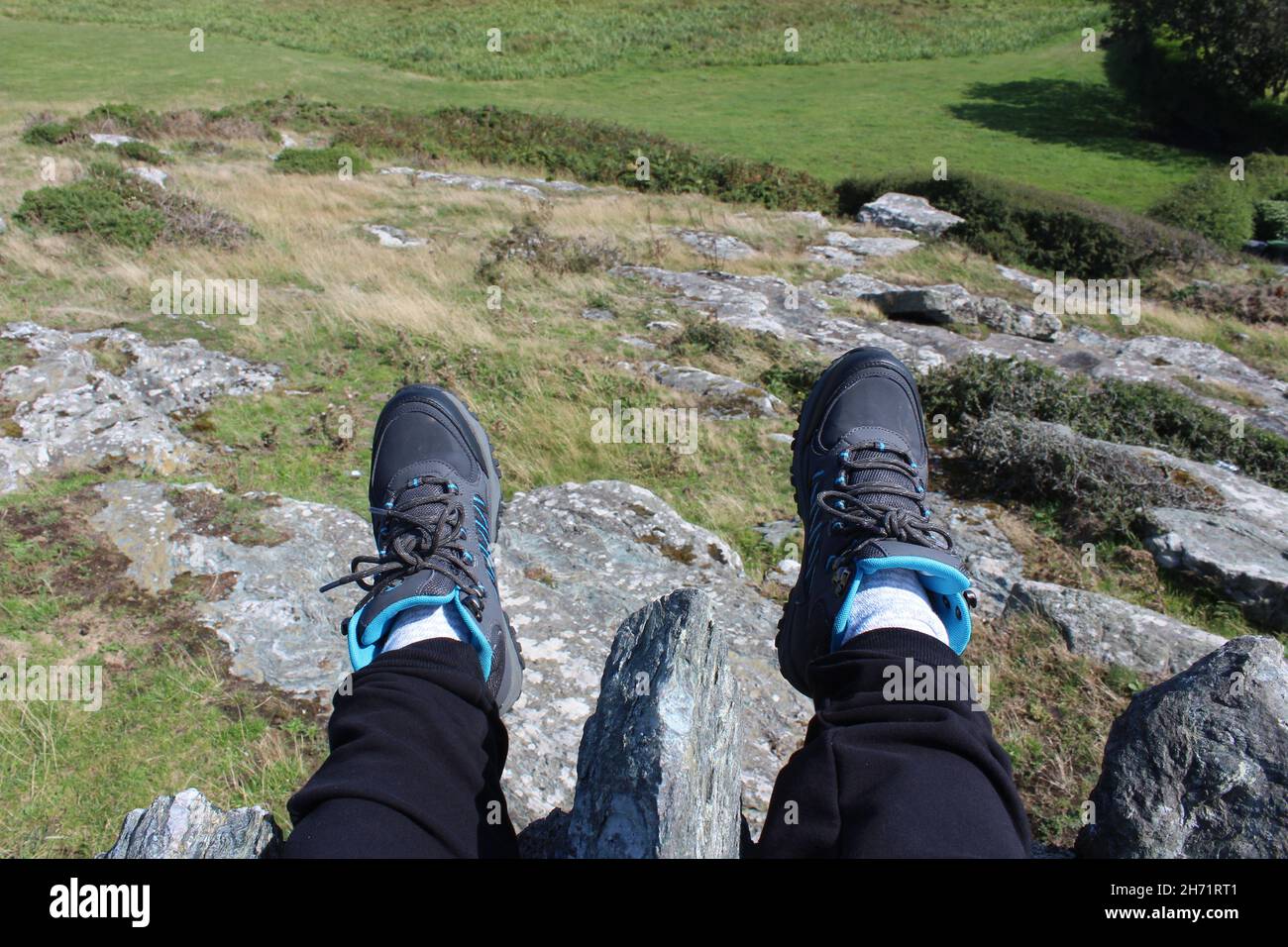 Jambes pendantes au large d'une colline Banque D'Images