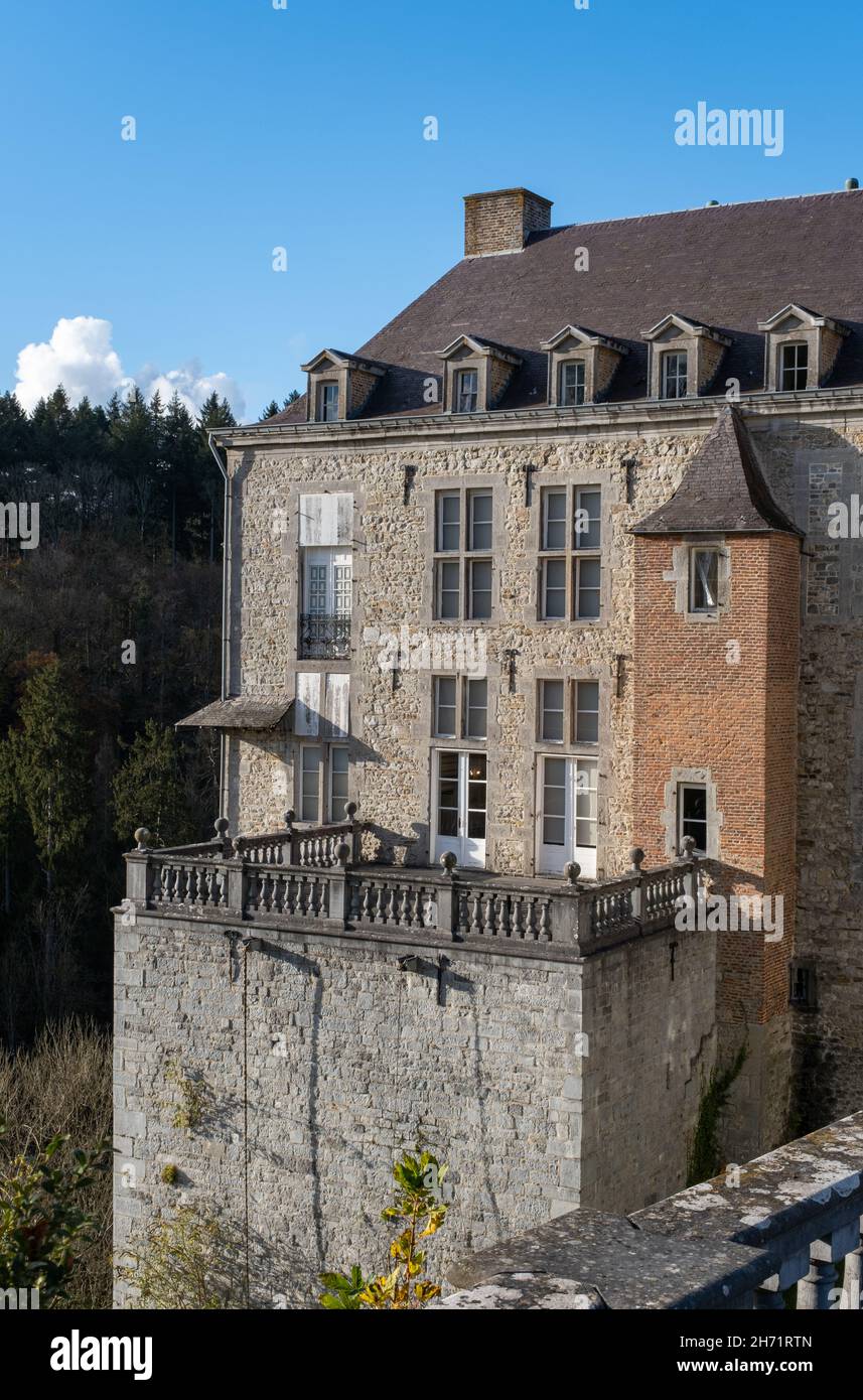 Modave, Belgique - 1er novembre 2021 : le château de Modave est également connu sous le nom de château des comtes de Marchin.Province de Liège.Jour ensoleillé d'automne.Sélectif FO Banque D'Images