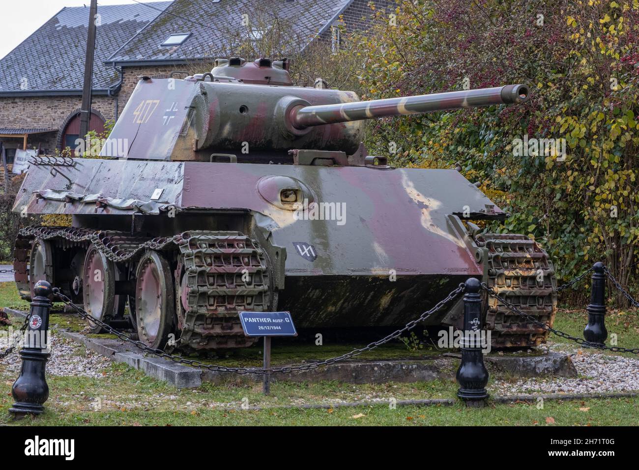 Manhay, Belgique - 2 novembre 2021 : ce char Panther allemand (Panzer V G-type ou ausf G) est en face du musée de la guerre de Manhay.Province de Liège.Séle Banque D'Images