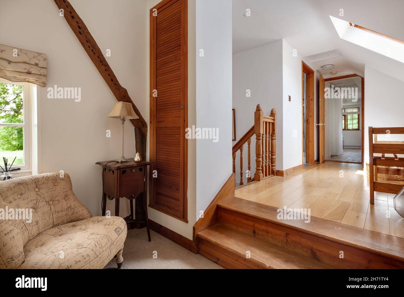 Whepstead, Suffolk, Angleterre - 2 juin 2020 : zone d'atterrissage au premier étage au sommet des escaliers dans une maison britannique traditionnelle avec des poutres apparentes Banque D'Images