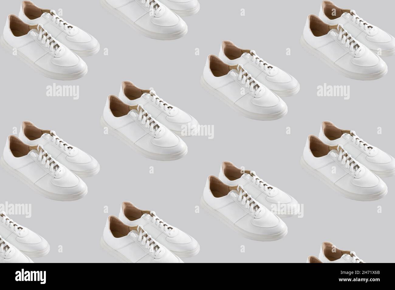 Motif de basket blanc sur fond gris.Les chaussures sont confortables et décontractées.Contexte d'un magasin de chaussures.Une paire de nouvelles chaussures. Banque D'Images