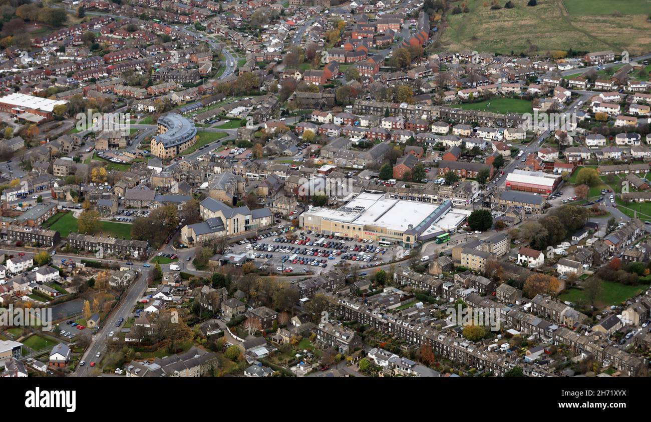 Vue aérienne du centre-ville de Yeadon, Leeds, avec supermarché Morrisons en vue Banque D'Images