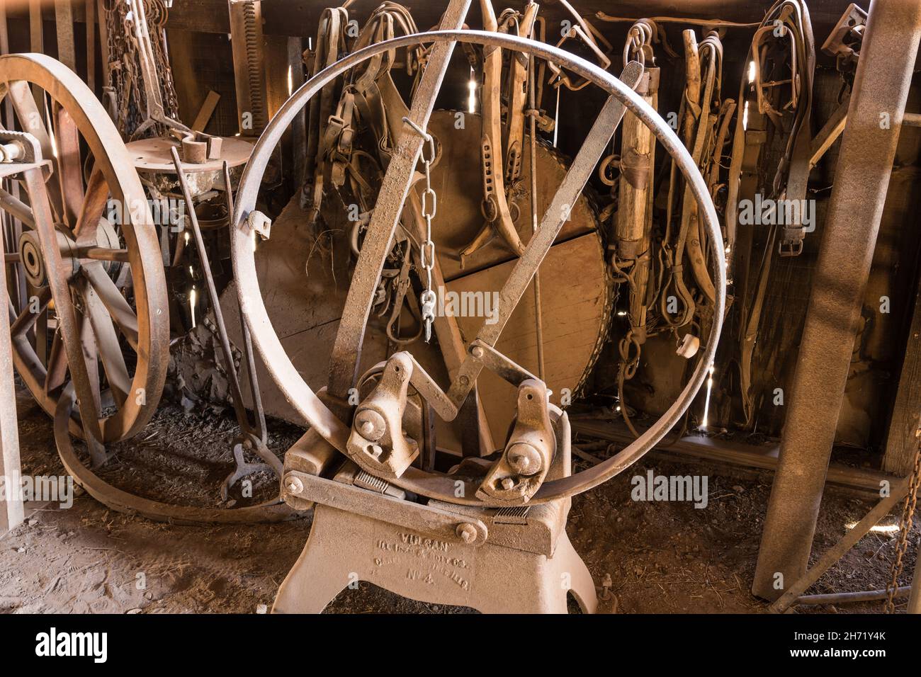 Un ancien shrinker de pneu en métal pour la fabrication et la réparation des jantes en métal sur les roues de wagon dans le magasin de forgeron dans la vieille ville fantôme de Shakespeare, ne Banque D'Images