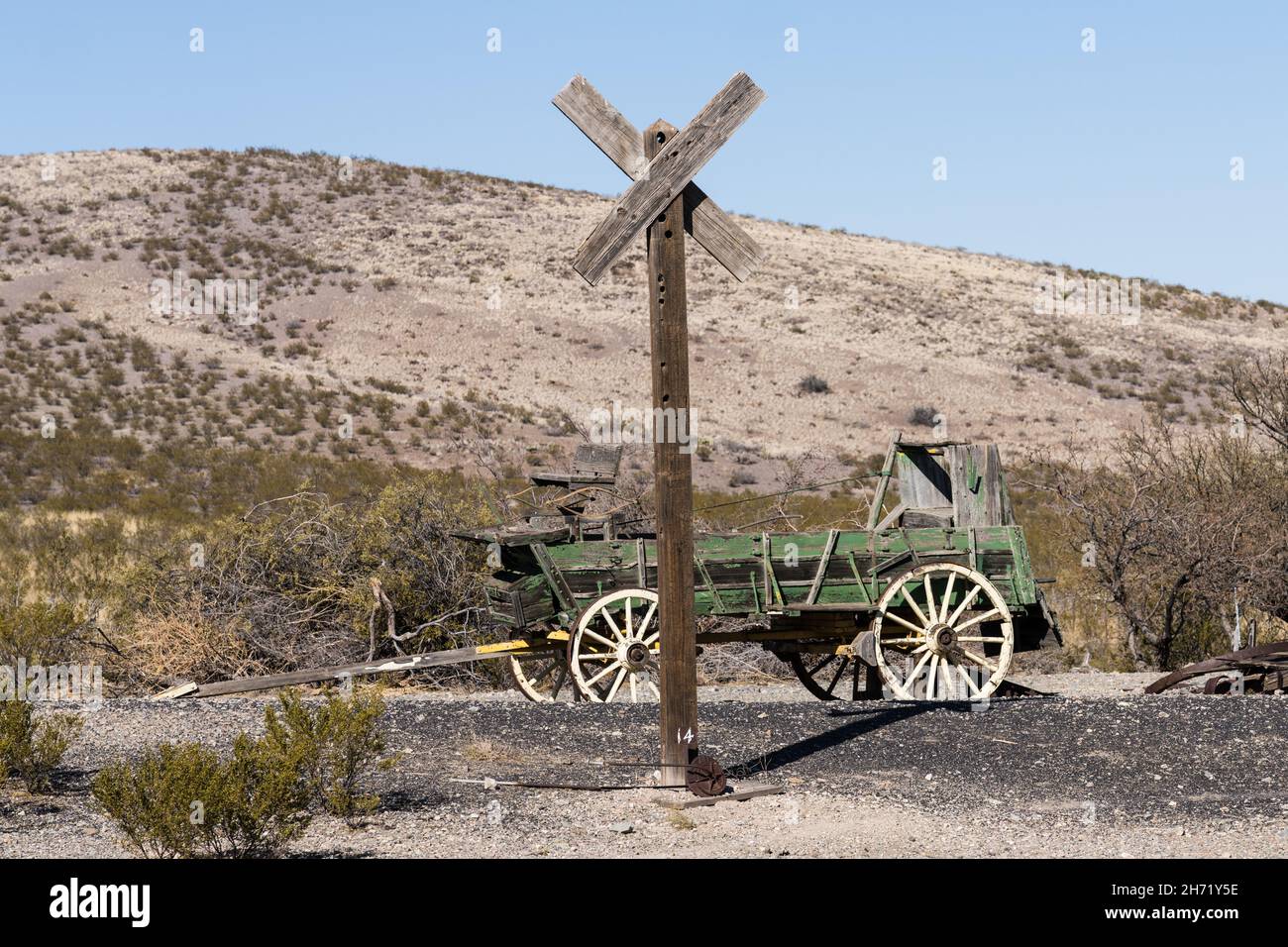 Un vieux chariot de ranch près de l'ancien passage à niveau de chemin de fer dans la ville fantôme de Shakespeare, Nouveau-Mexique. Banque D'Images
