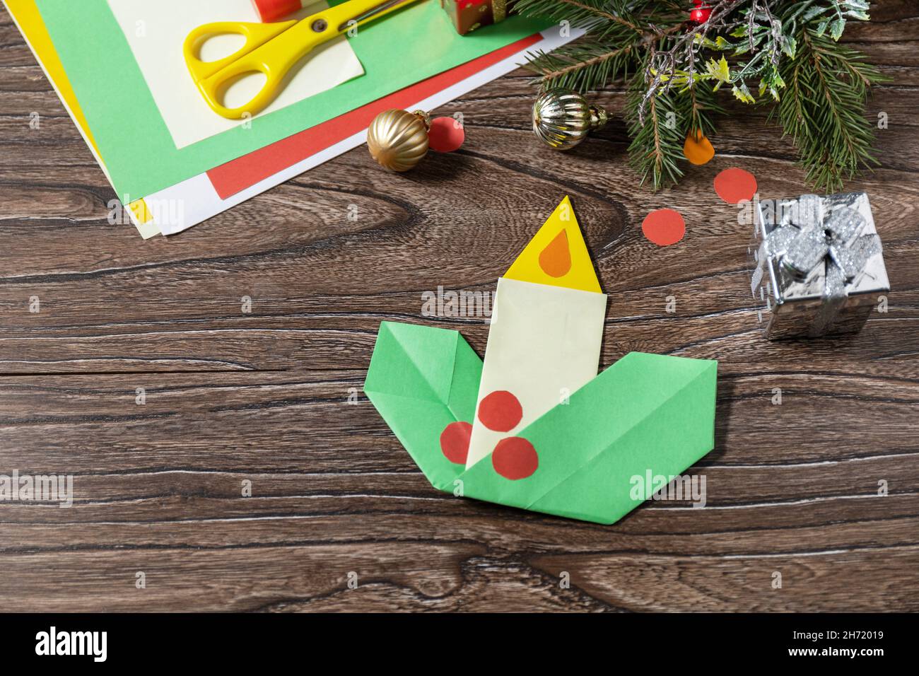 Noël carte de voeux cadeau origami bougie sur table en bois.Projet d'art  pour enfants, fait à la main, artisanat pour enfants Photo Stock - Alamy