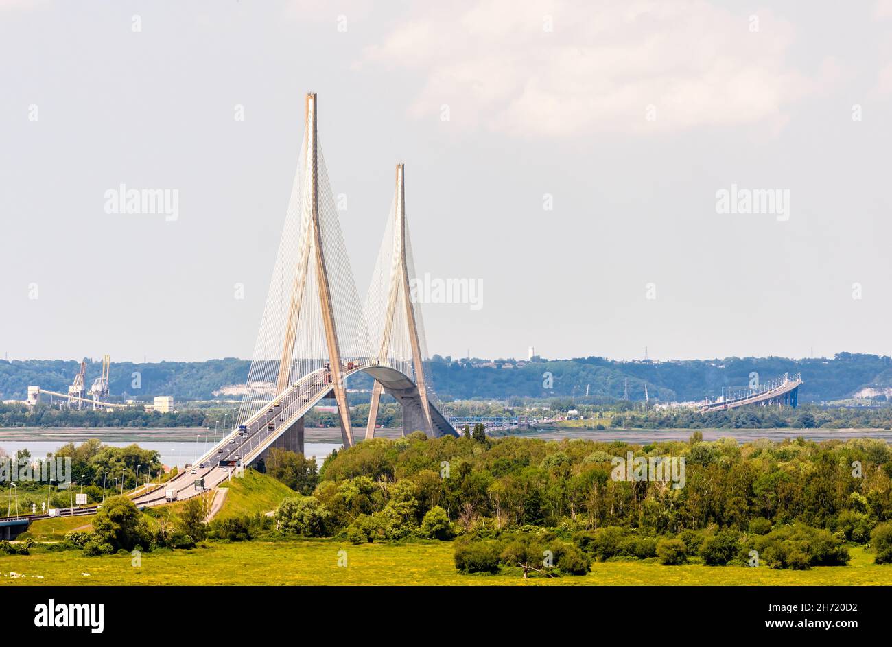 Vue générale sur le pont de Normandie, pont routier avec passage de câble au-dessus de la Seine reliant Honfleur au Havre en France. Banque D'Images