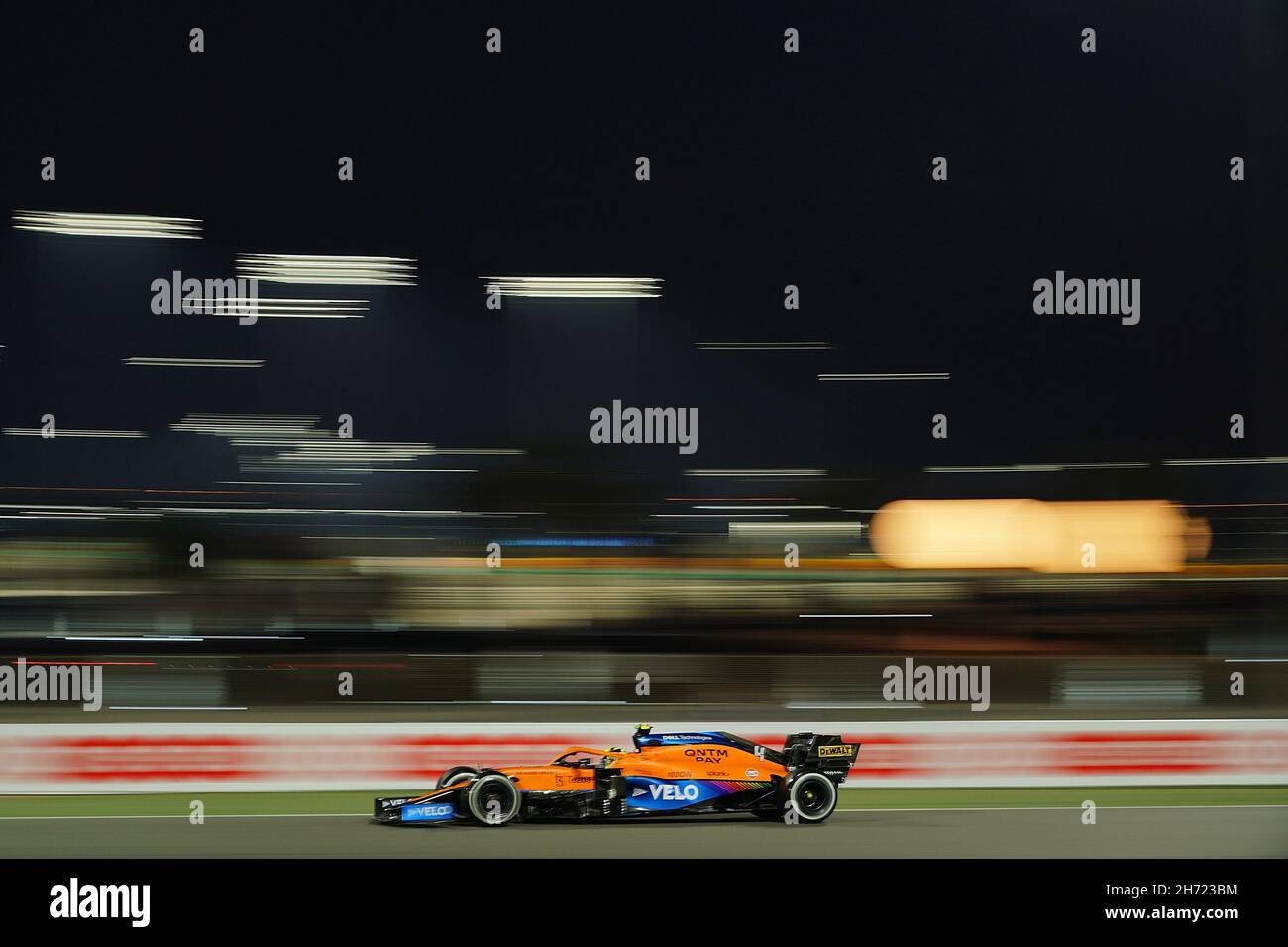 Losail, Qatar.19 novembre 2021.Motorsport: Formule 1, avant le Grand Prix du Qatar: Le pilote britannique Lando Norris de l'équipe McLaren dirige sa voiture lors de la deuxième séance d'entraînement sur la piste.Credit: Hasan Bratic/dpa/Alay Live News Banque D'Images