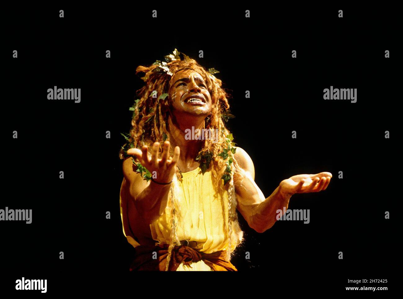 Joe Dixon (Dionysus) dans LES BACCHAE présenté par Opera Factory au Queen Elizabeth Hall (QEH), Londres SE1 02/09/1993 musique: Iannis Xenakis texte: C K Williams après Euripide chef d'orchestre: Nicholas Kok design: David Roger éclairage: Christopher Toulmin directeur: David Freeman Banque D'Images