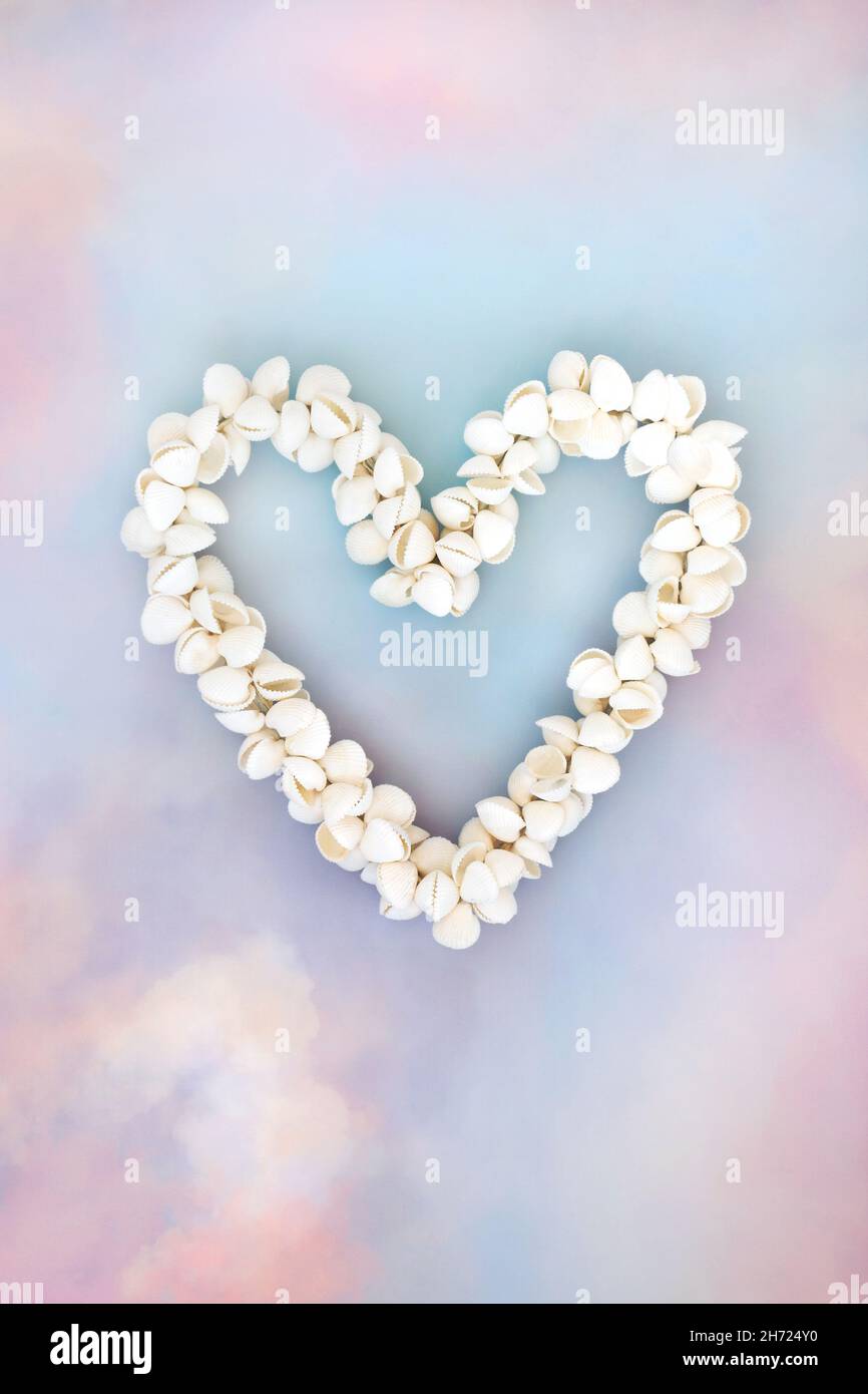 Cockleshell coeur en forme de couronne de seashell sur ciel nuage ciel fond céleste.Symbole de l'amour pour la Saint-Valentin, la fête des mères, carte de vœux d'anniversaire. Banque D'Images Cockleshell coeur en forme de couronne de seashell sur ciel nuage ciel fond céleste.Symbole de l'amour pour la Saint-Valentin, la fête des mères, carte de vœux d'anniversaire. Banque D'Images