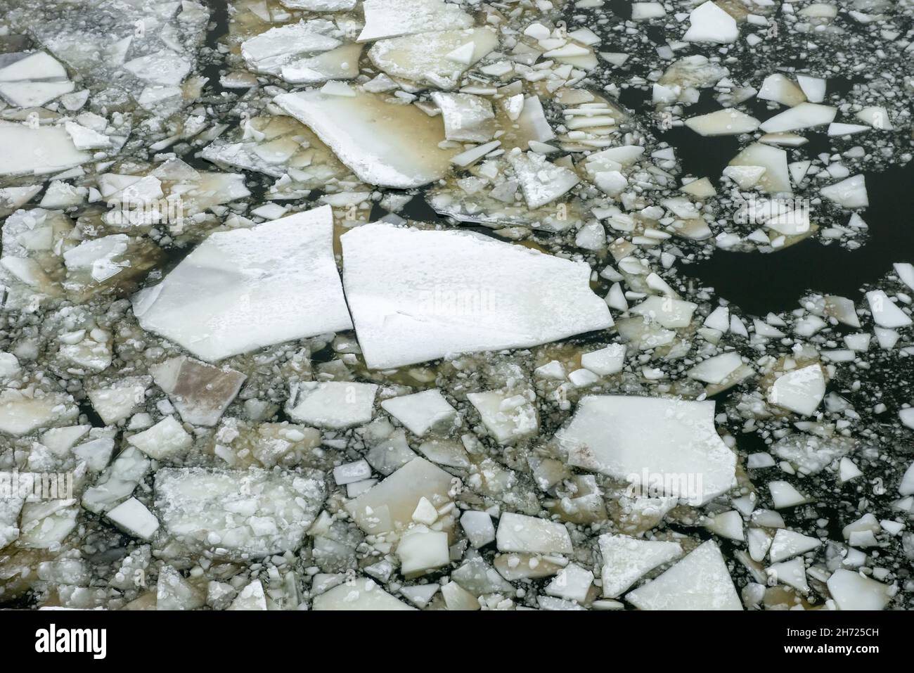 La glace fond sur la rivière.Fissure de glace.Vue aérienne.Matin brumeux de printemps. Banque D'Images