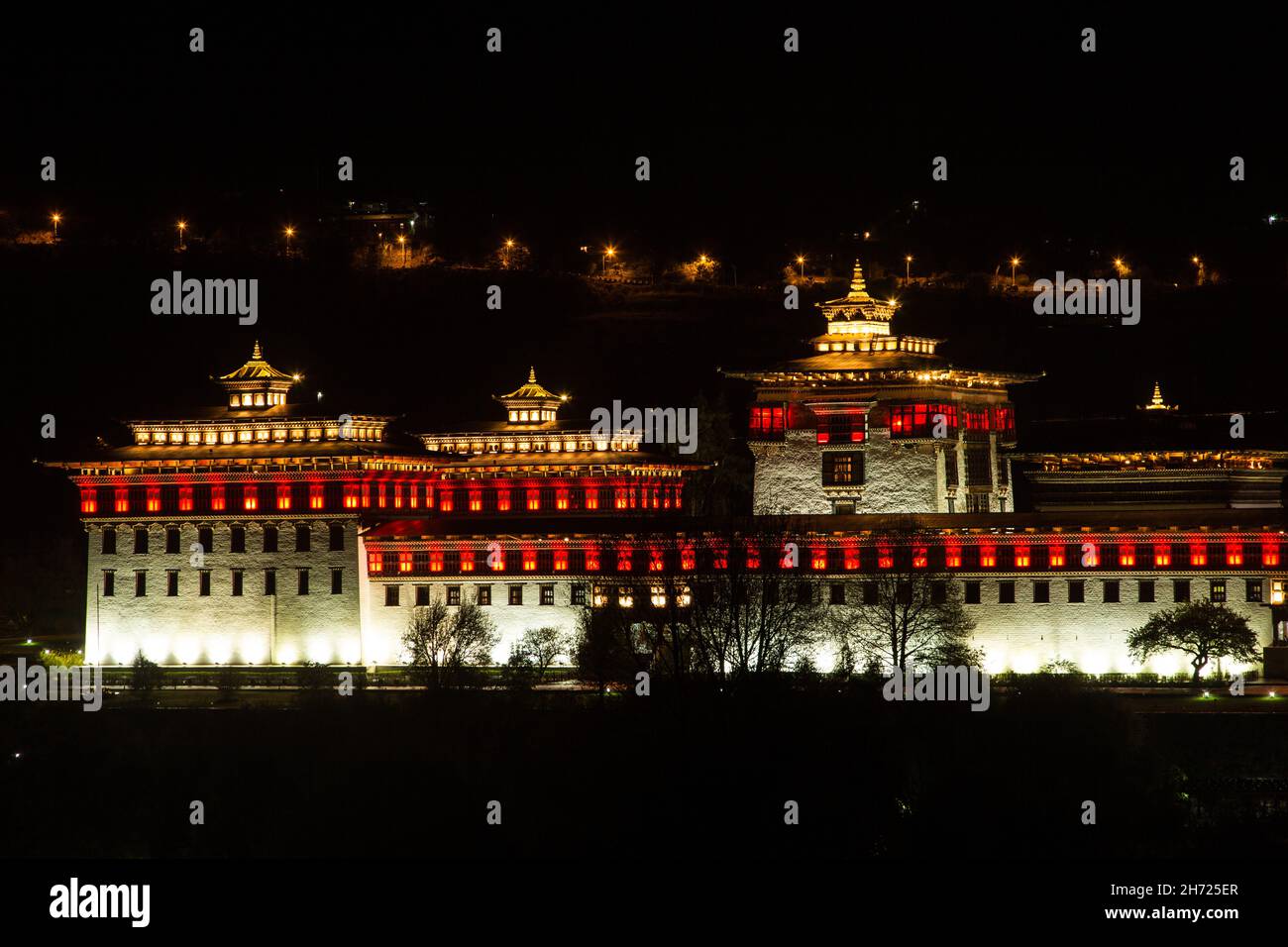 Le Thimphu Dzong illumina la nuit dans la capitale Thimphu, au Bhoutan. Banque D'Images