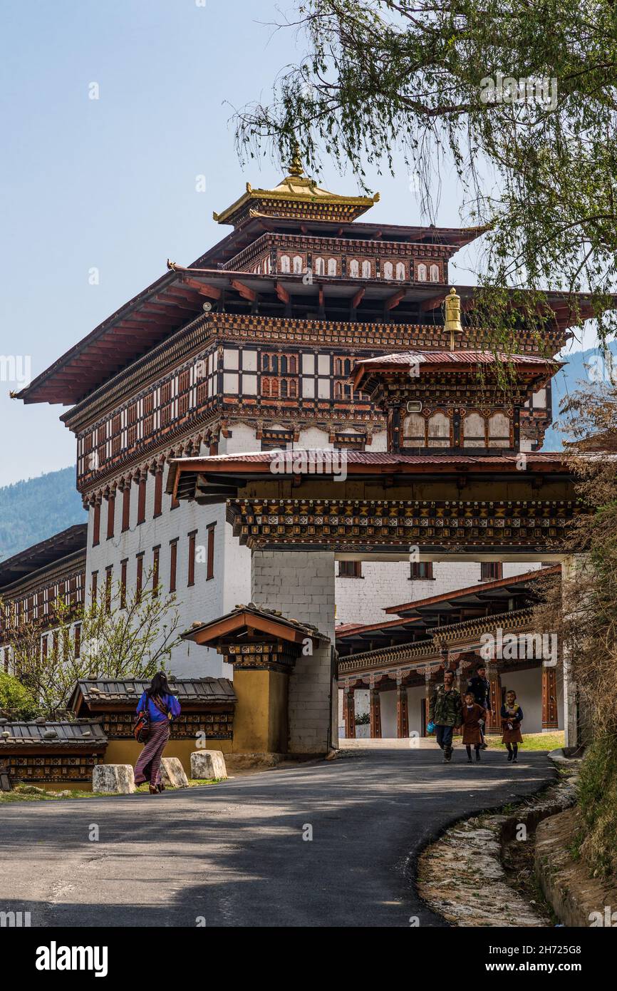 Les gens qui marchent à travers la porte d'entrée du complexe Thimphu Dzong à Thimphu, Bhoutan. Banque D'Images
