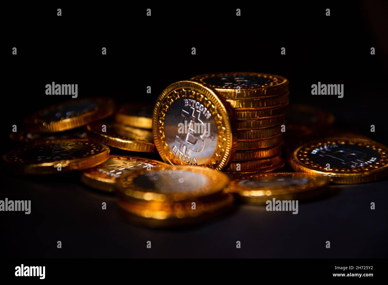 Pièce de monnaie en or Bitcoin et arrière-plan noir défoqué.Concept de crypto-monnaie virtuelle. Banque D'Images