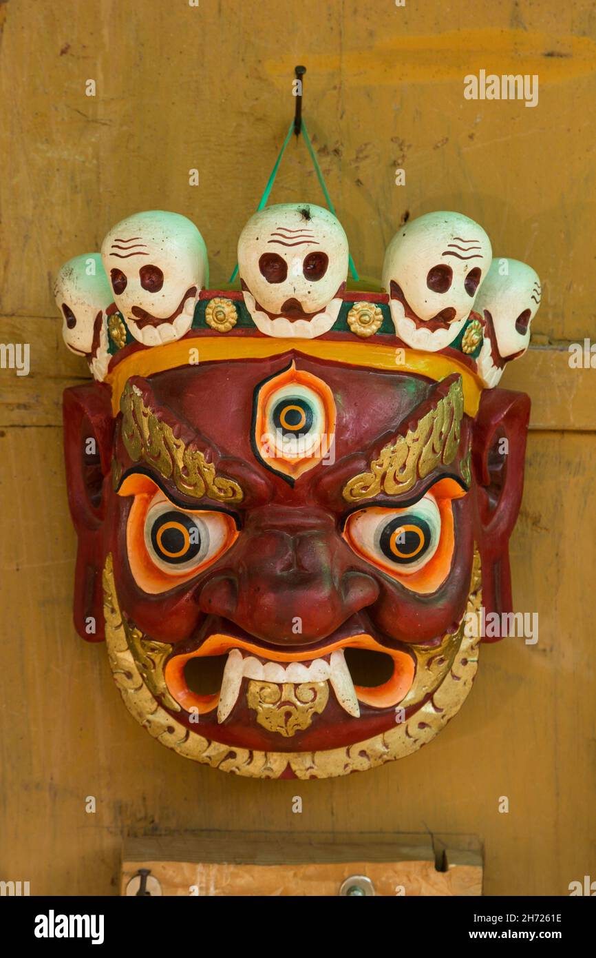 Un masque en bois bhoutanais symbolique, appelé localement un bhaap, représentant les Dayani Spirits ou les aspects jeunes de Bouddha. Banque D'Images