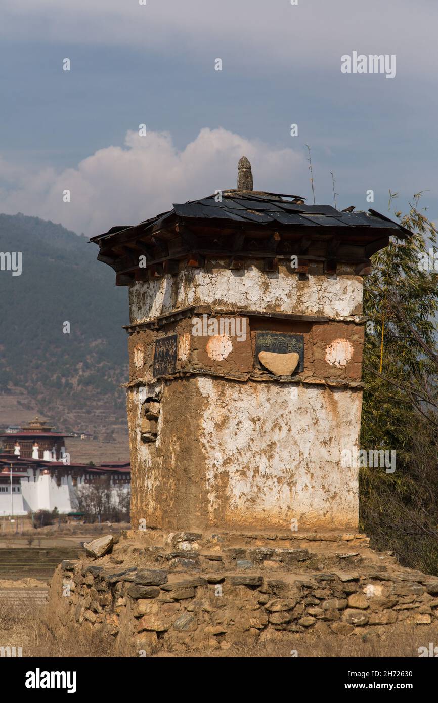 Un chorten bouddhiste à strrires rouges ou khangzang près du Punakha Dzong à Punakha, au Bhoutan. Banque D'Images