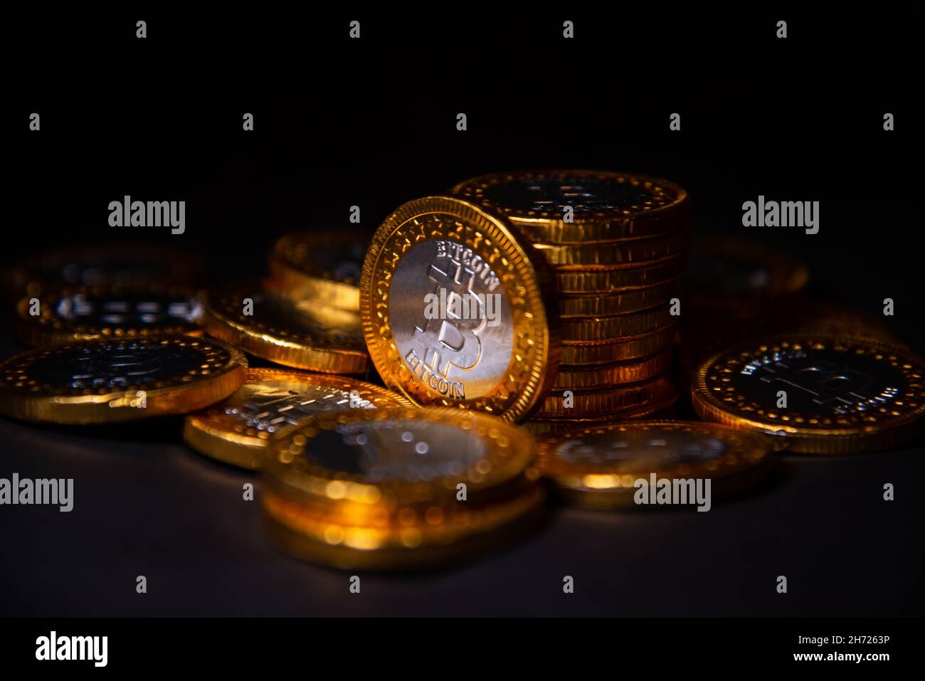 Pièce de monnaie en or Bitcoin et arrière-plan noir défoqué.Concept de crypto-monnaie virtuelle. Banque D'Images