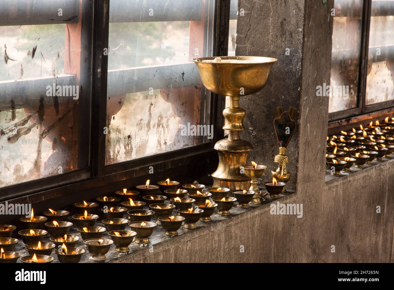 Chandeliers votifs au beurre de Yak incendiés au monastère de Dechen Phodrang à Thimphu, au Bhoutan. Banque D'Images