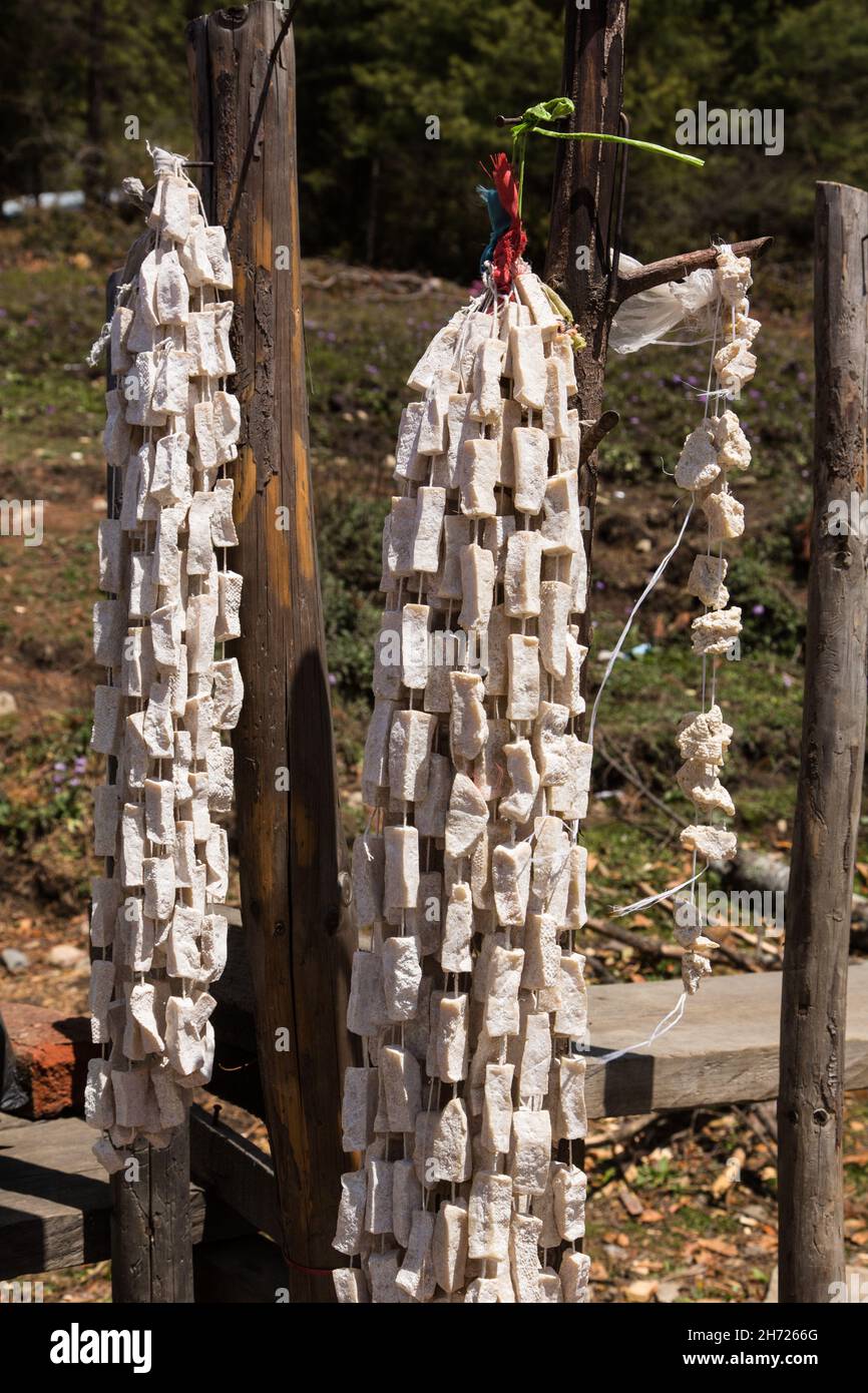 Des cordes de chugo ou de yak séché à vendre dans un village de montagne au Bhoutan. Banque D'Images