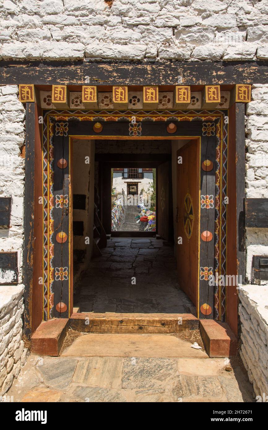 L'entrée de la tour de pont du pont de fer par le temple de Tamchhog Lhakhang au Bhoutan. Banque D'Images