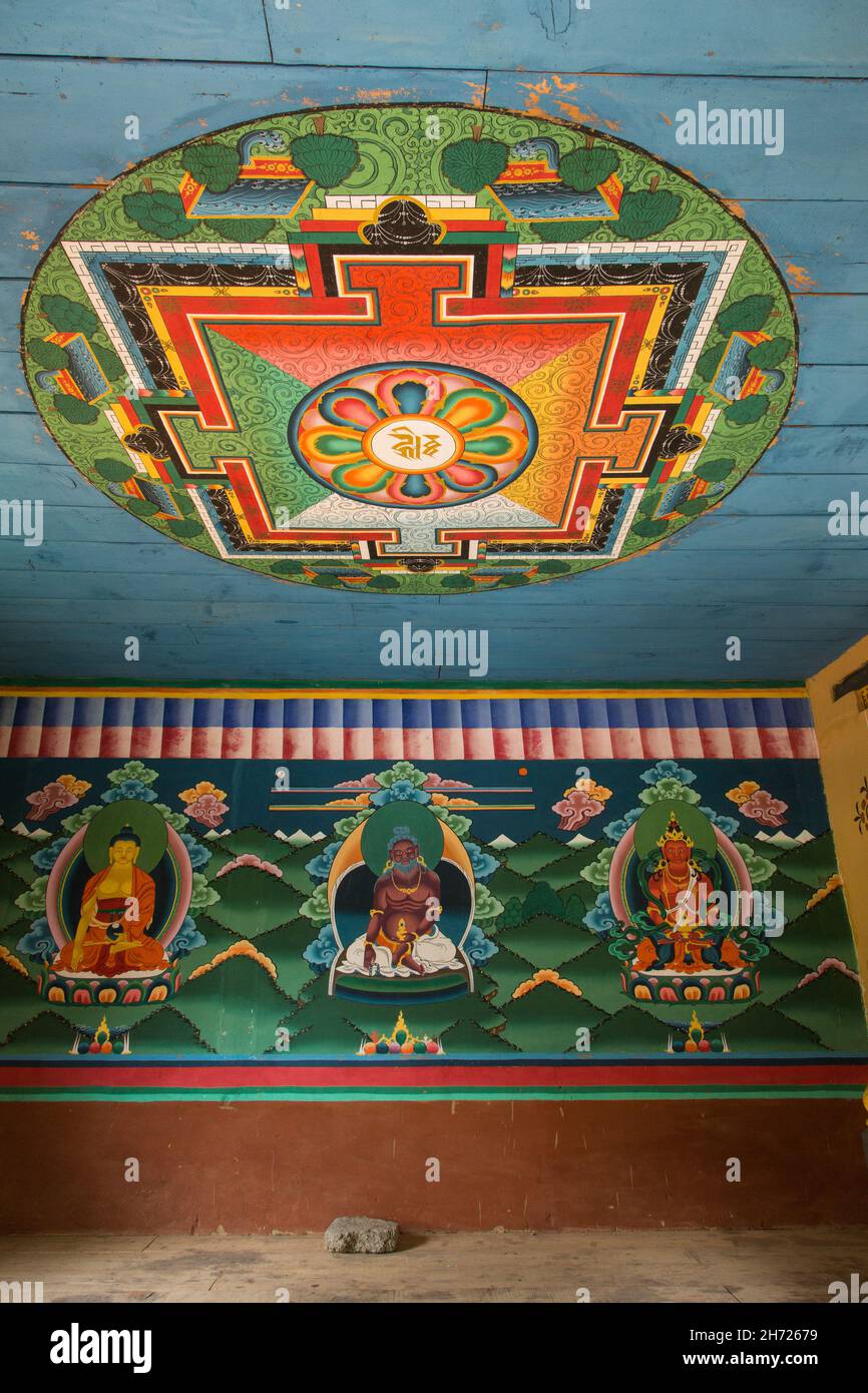 Art bouddhiste relgieux sur les murs et le plafond d'une tour de pont du pont de fer par le Tamchhog Lhakhang près de Paro, Bhoutan. Banque D'Images