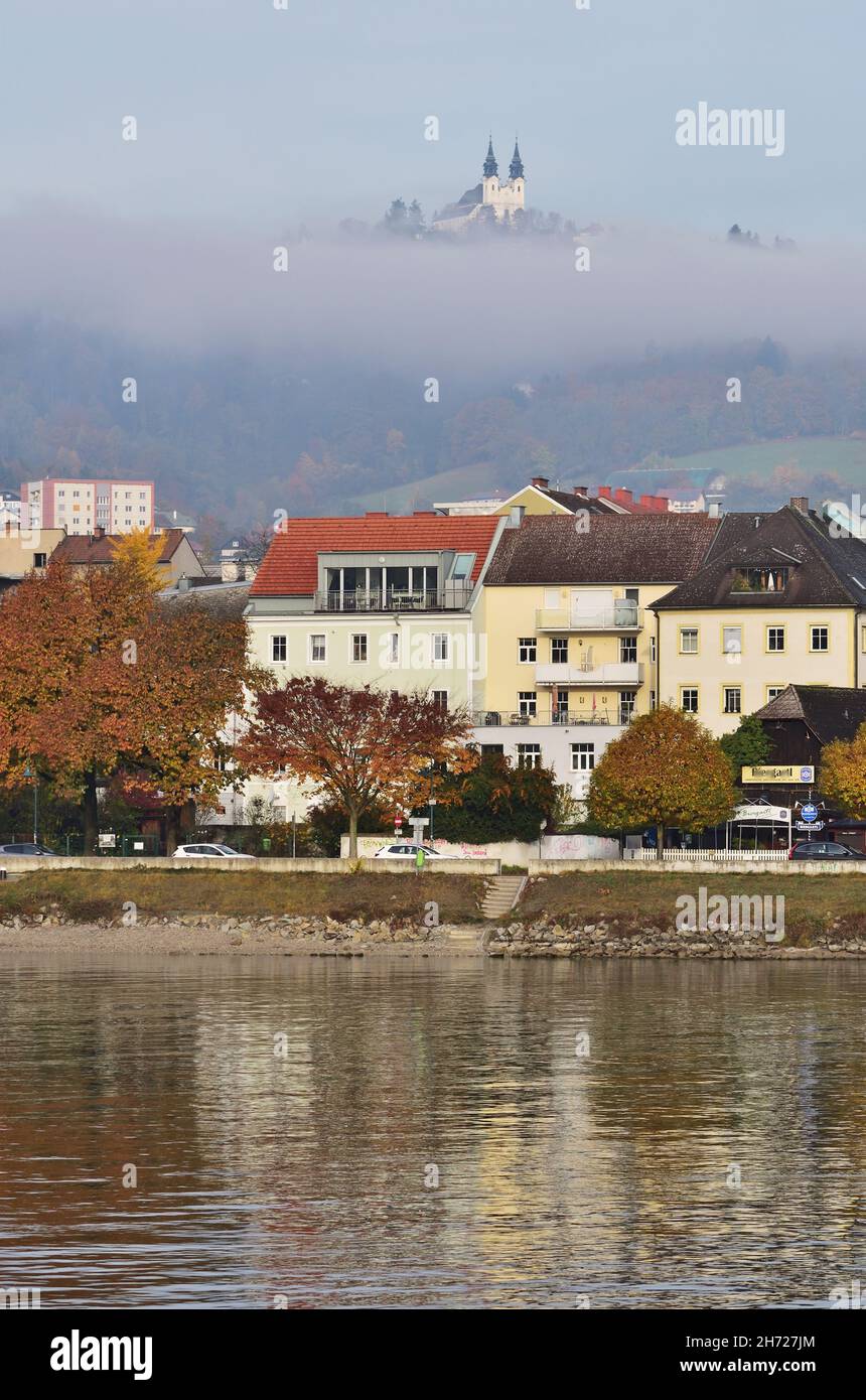 Linz sur le Danube avec vue sur Postlingberg, verticale Banque D'Images