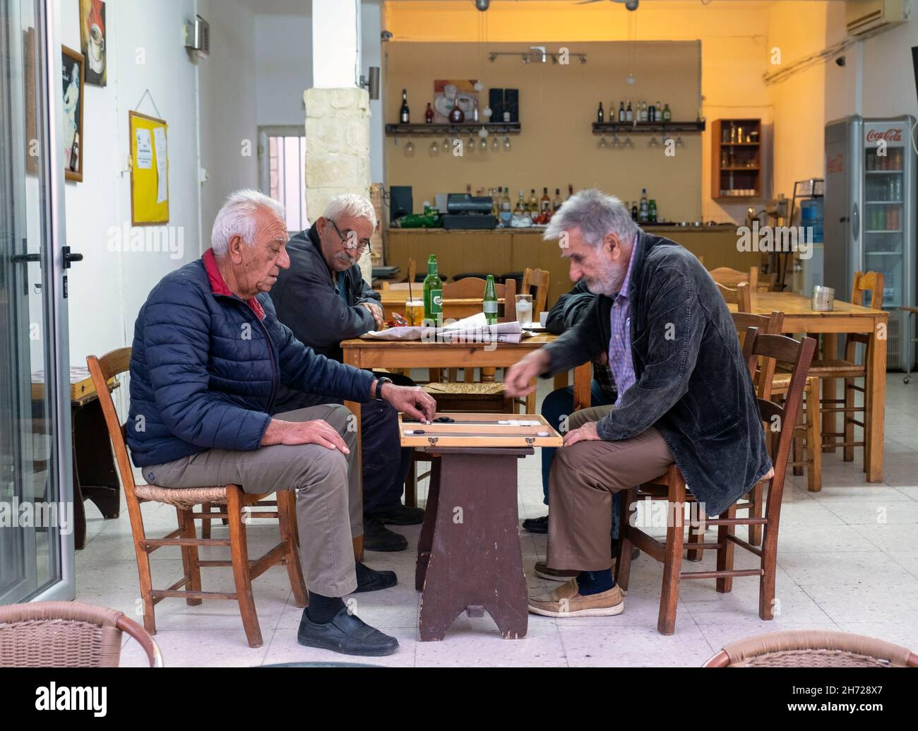 Un groupe d'hommes jouant à un jeu de société dans le village de Kouklia, République de Chypre. Banque D'Images