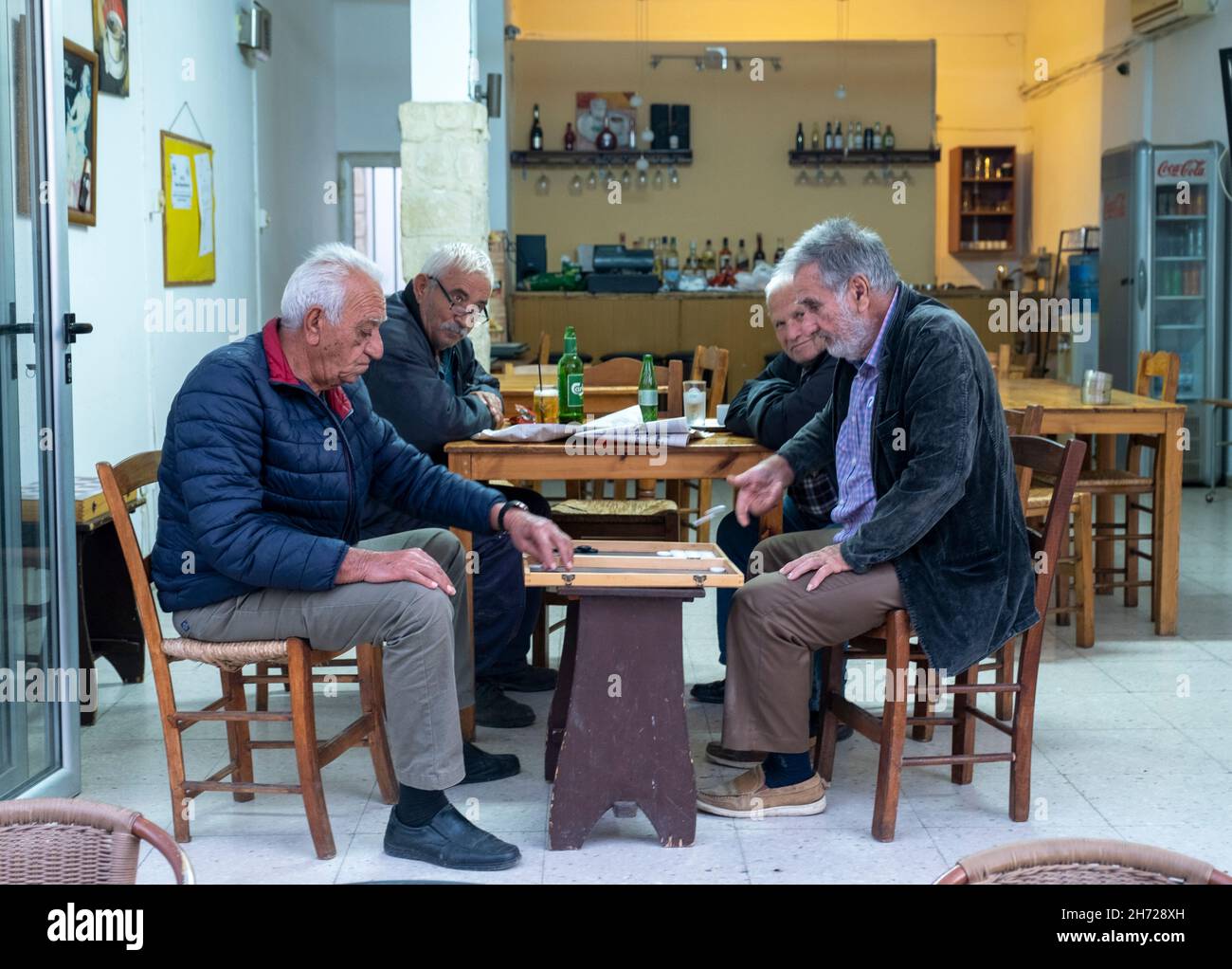 Un groupe d'hommes jouant à un jeu de société dans le village de Kouklia, République de Chypre. Banque D'Images