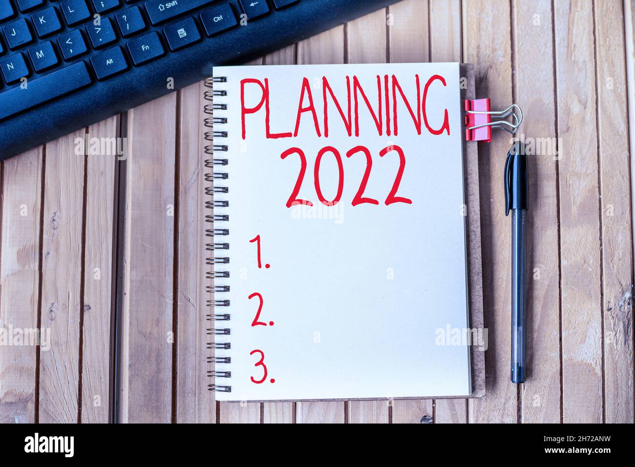 Inspiration montrant la planification des panneaux 2022.Business idée processus de faire des plans pour quelque chose l'année prochaine vide Open Journal avec Un clip et Un stylo à côté Banque D'Images