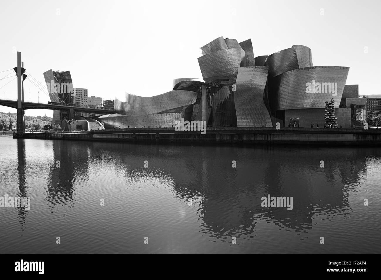 BILBAO, ESPAGNE - 20 octobre 2021 : photo en niveaux de gris du musée Guggenheim de Bilbao, Espagne Banque D'Images