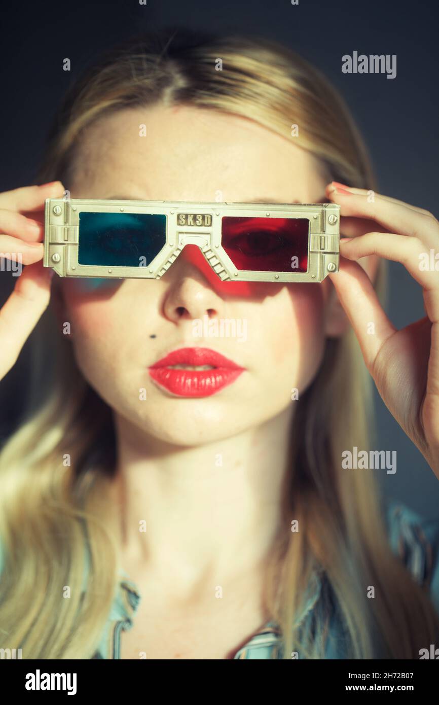 Fille utilisant 3D lunettes rétro Banque D'Images