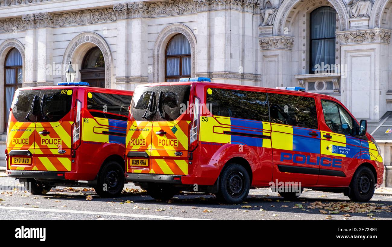 Victoria Westminster Londres Angleterre Royaume-Uni, novembre 7 2021, deux véhicules de police métropolitaine ou des fourgonnettes garés dans Parliament Street City of Westminster Lond Banque D'Images