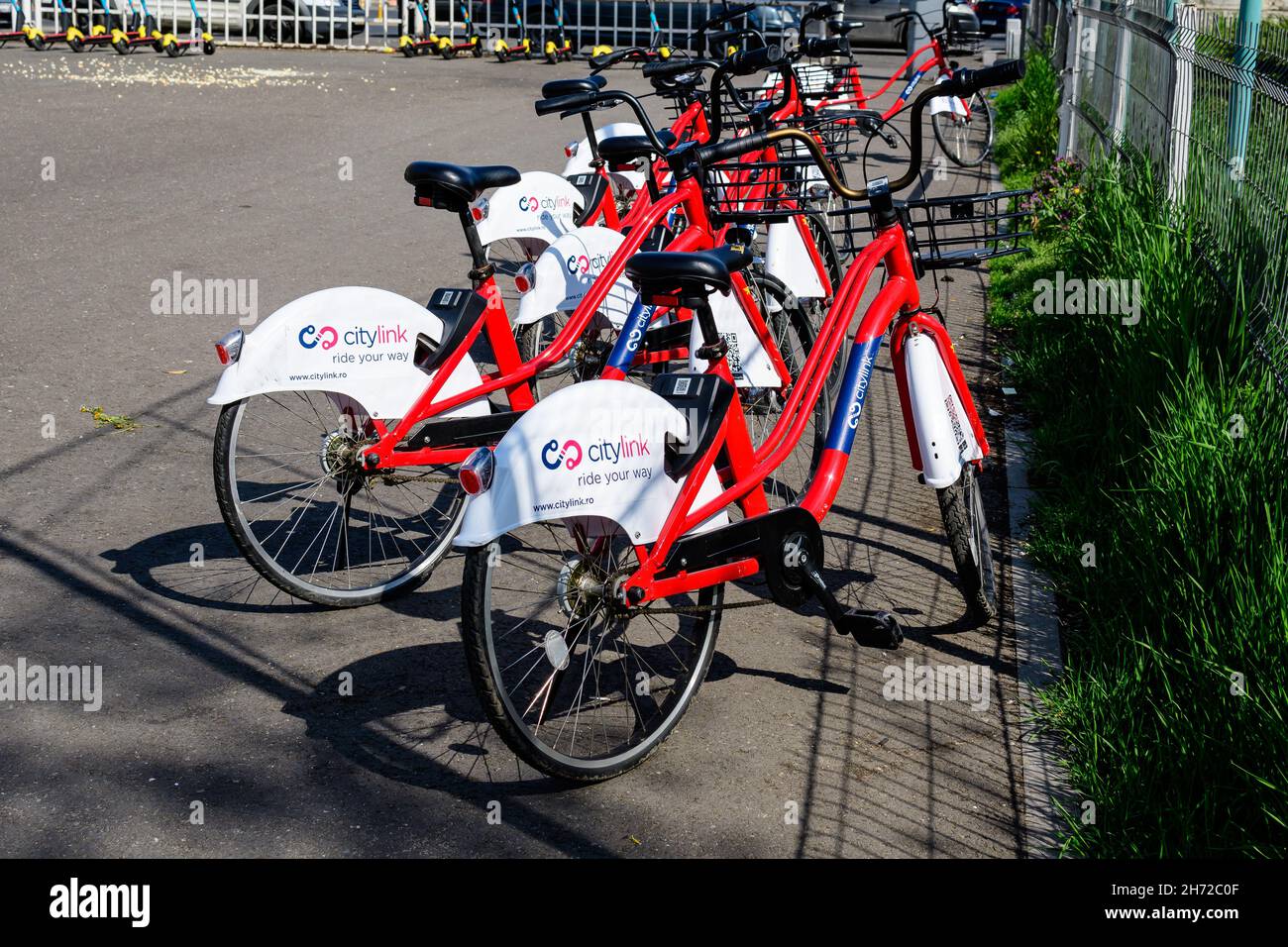 Bucarest, Roumanie, 24 avril 2021: Citylink vélos en commun dans un parc public, disponibles à la location pour les citoyens et les touristes Banque D'Images