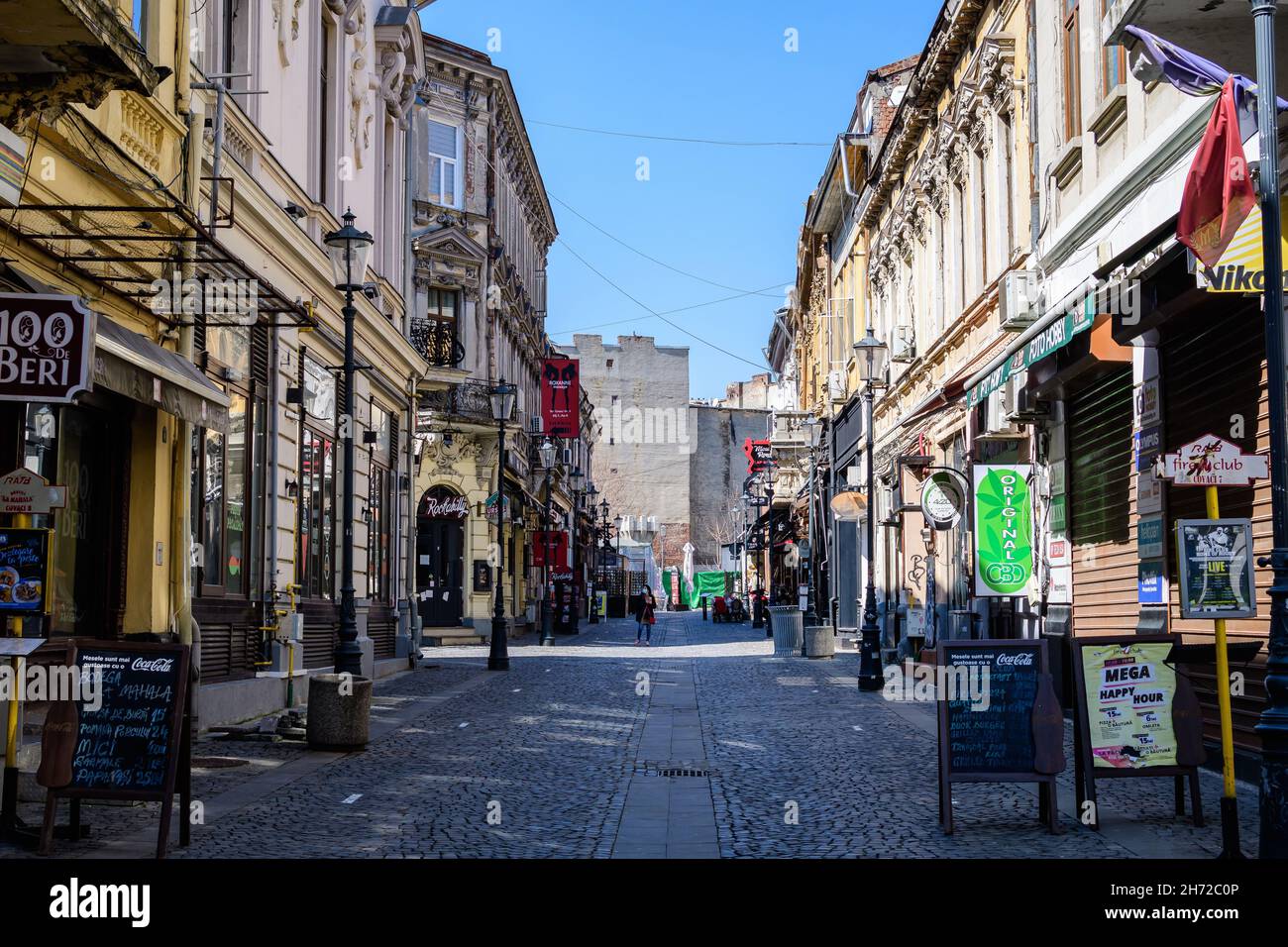 Bucarest, Roumanie - 27 mars 2021 : vieux bâtiments dans le centre historique en une journée ensoleillée de printemps Banque D'Images