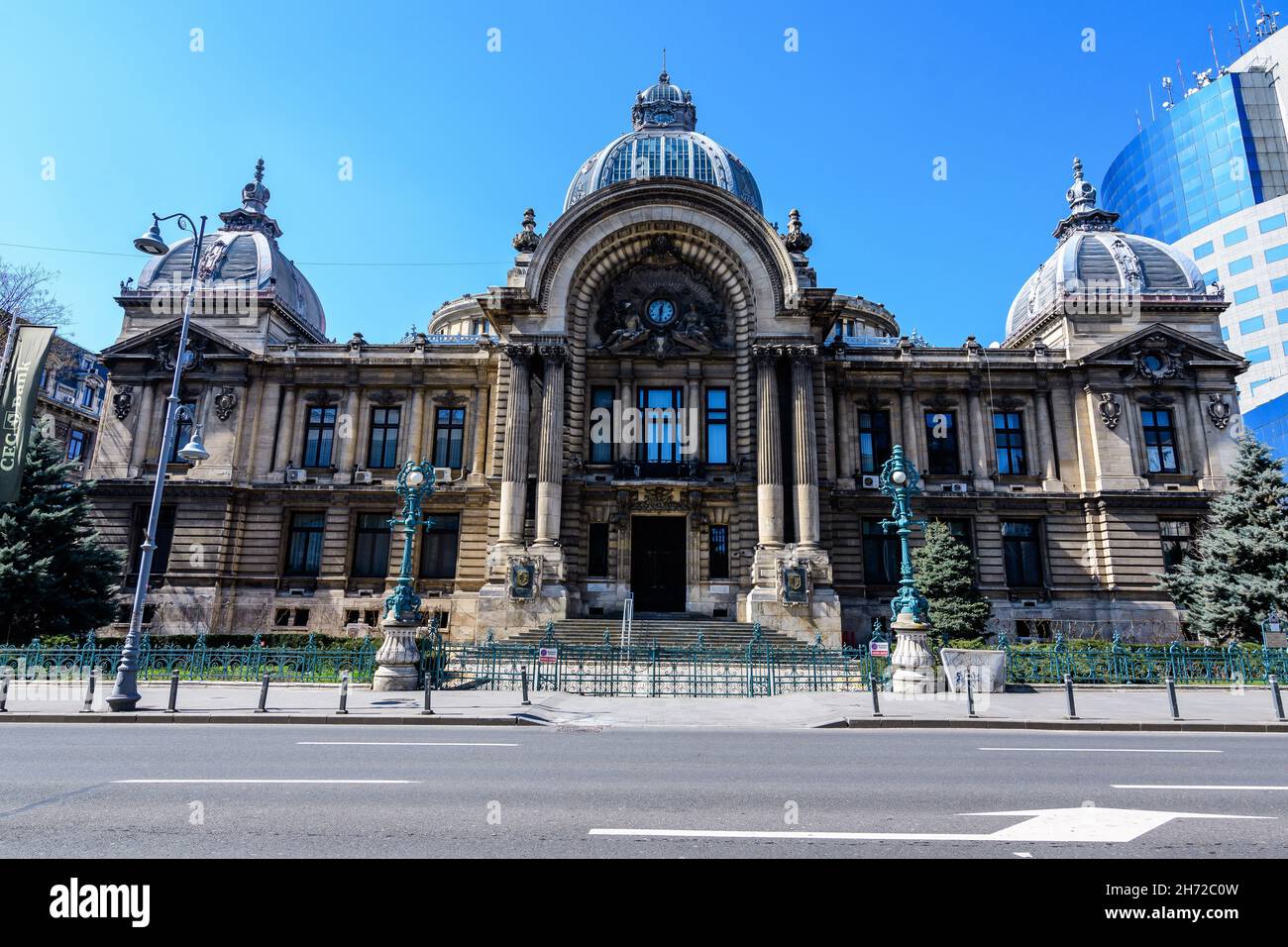 Bucarest, Roumanie - 27 mars 2021 : Palais CEC (Palatul CEC), Palais de la Banque d'épargne dans le centre historique de l'avenue Victory (Calea Victori) Banque D'Images