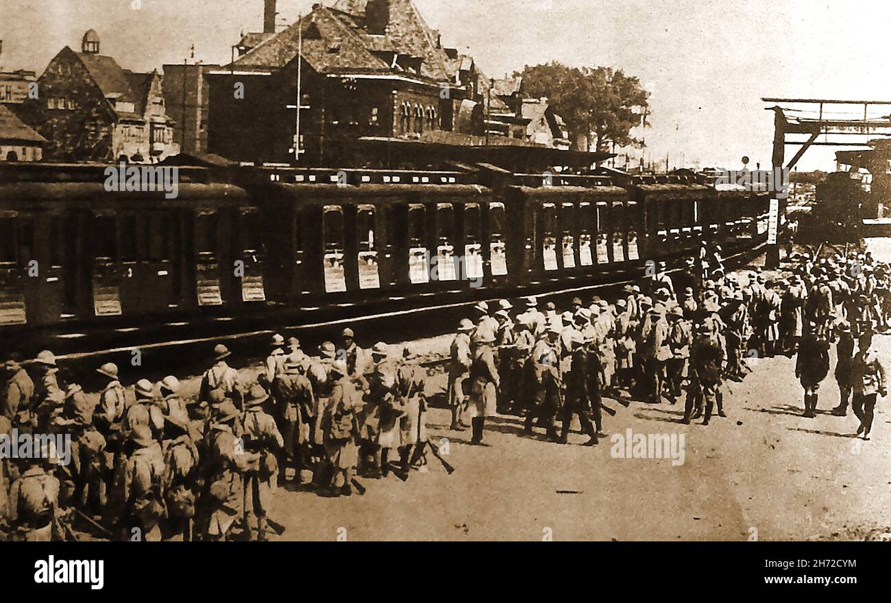1er juillet 1930 Mayence, Allemagne, - les dernières troupes alliées en Allemagne (français) quittent l'Allemagne par train.--- 1.Juli 1930 Mainz, Deutschland, - Die letzten alliierten Truppen in Deutschland (Französisch) verlassen Deutschland mit dem Zug.---- 1er juillet 1930 Mayence, Allemagne, - les dernières métallisées en Allemagne (English) quittent l’Allemagne par train. Banque D'Images